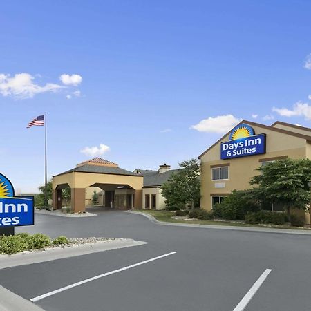 Days Inn & Suites By Wyndham Omaha Ne Exterior photo