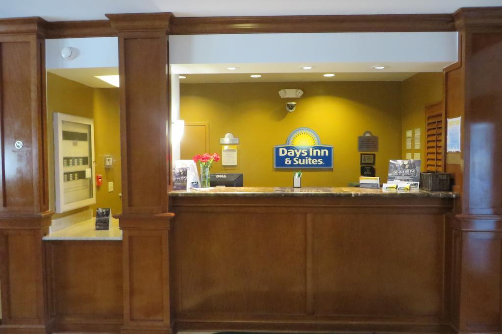 Days Inn & Suites By Wyndham Omaha Ne Exterior photo