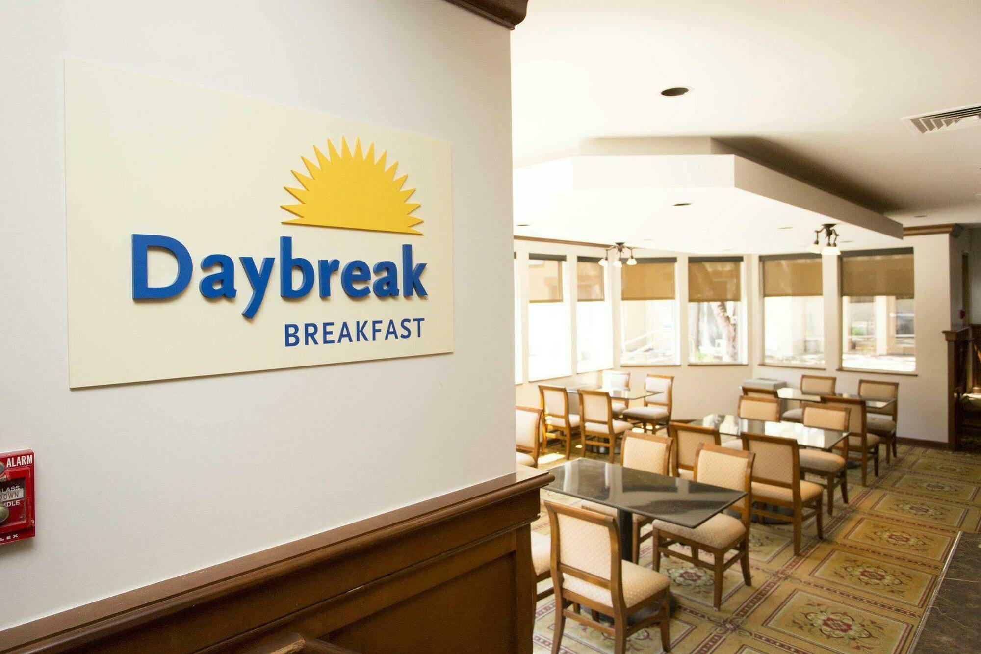 Days Inn & Suites By Wyndham Omaha Ne Exterior photo