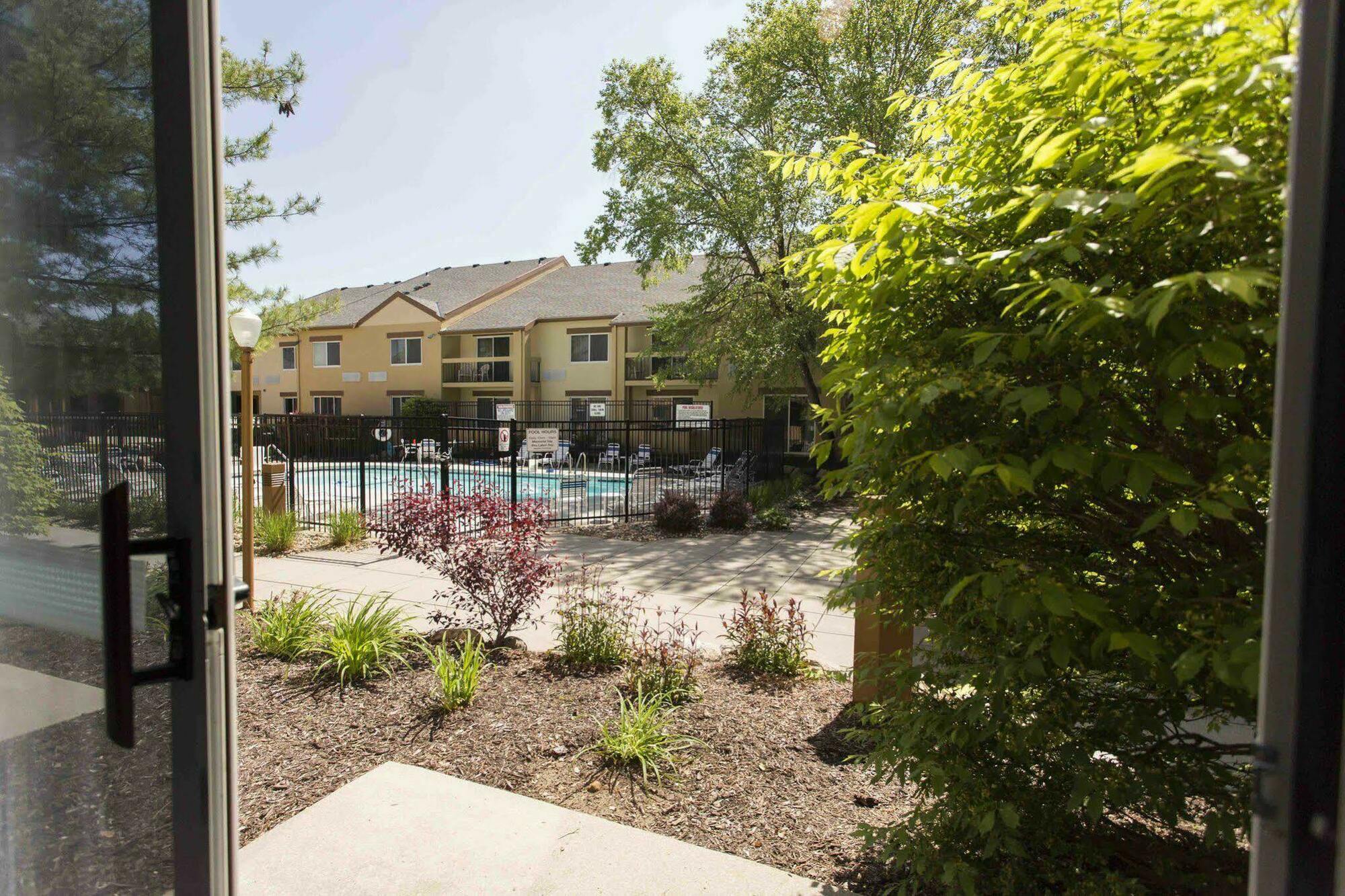 Days Inn & Suites By Wyndham Omaha Ne Exterior photo